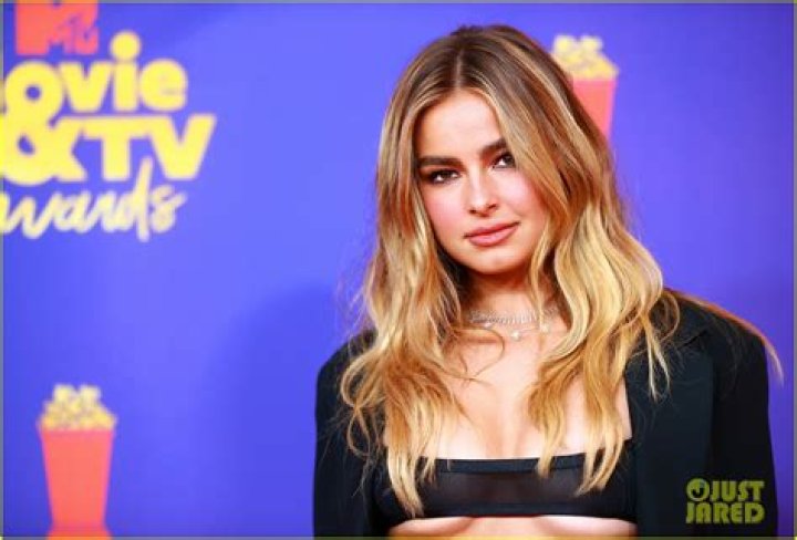 Addison Rae & Tanner Buchanan Kiss At MTV Movie & TV Awards – Hollywood Life