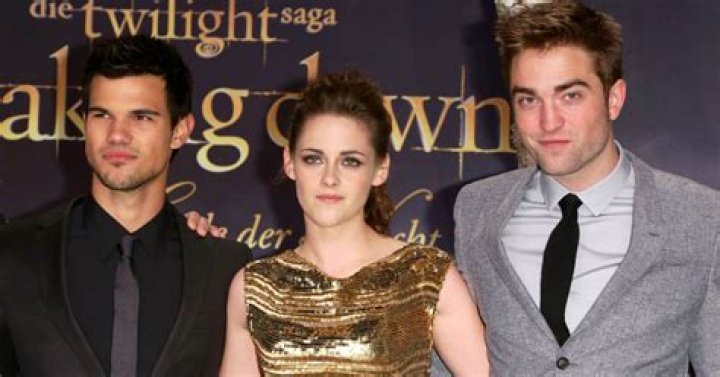 She Sings About Robert Pattinson Split – Hollywood Life