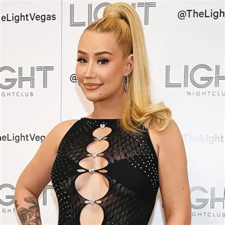 Iggy Azalea’s Pink Hair Makeover: She Shows Off Softer Look After Dyeing Hair Bright Red