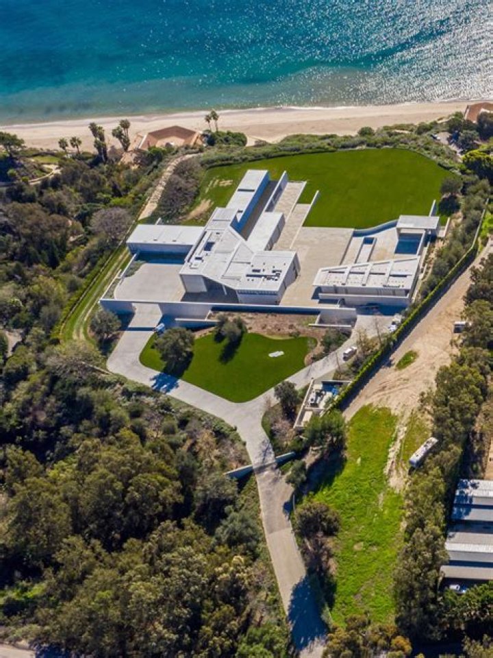 Jay-Z & Beyonce Buy $200 Million Malibu Beach House: Photos – Hollywood Life