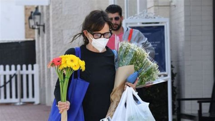 Jennifer Garner Goes Flower Shopping In L.A. As Ex Ben Affleck Grabs J.Lo’s Booty On St. Tropez Yacht — Photos