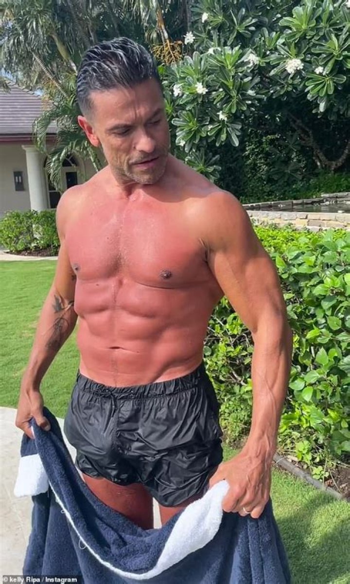 Kelly Ripa Gushes Over Shirtless Pic Of Mark Consuelos 3 Weeks After Her Photo Of His Tight Pants Goes Viral