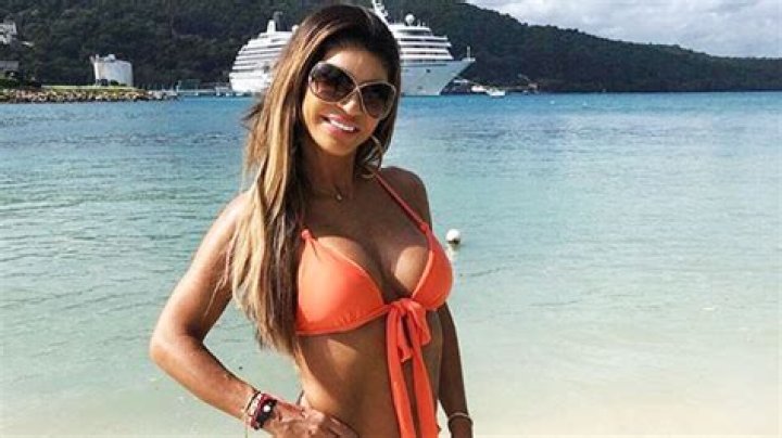 Teresa Giudice Is ‘Obsessed With Looking Young & Hot’ Despite Fans Saying She’s ‘Too Tan’